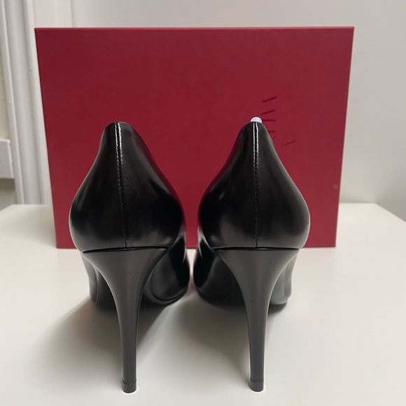 Valentino Garavani
Rockstud Alcove Leather Pumps - Picture 3 of 7